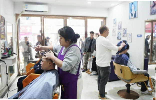 理发店剪发时听报价，民意调查成转会催化剂？